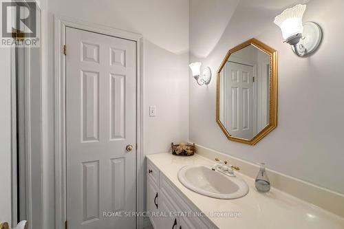 582 Wilson Line, Cavan Monaghan, ON - Indoor Photo Showing Bathroom