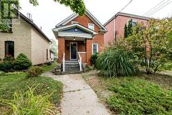 107 WELLINGTON STREET N  Kitchener, ON N2H 5J7