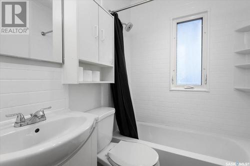 2073 Embury Street, Regina, SK - Indoor Photo Showing Bathroom