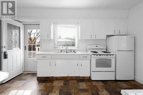 2073 Embury Street, Regina, SK - Indoor Photo Showing Kitchen