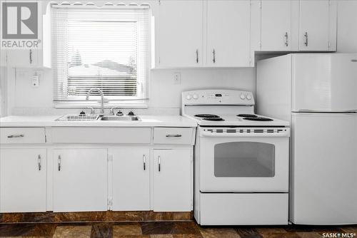 2073 Embury Street, Regina, SK - Indoor Photo Showing Kitchen