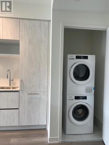 215 - 6 David Eyer Road, Richmond Hill, ON - Indoor Photo Showing Laundry Room