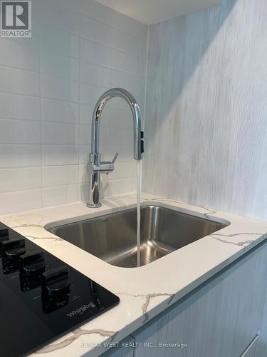 215 - 6 David Eyer Road, Richmond Hill, ON - Indoor Photo Showing Kitchen With Double Sink