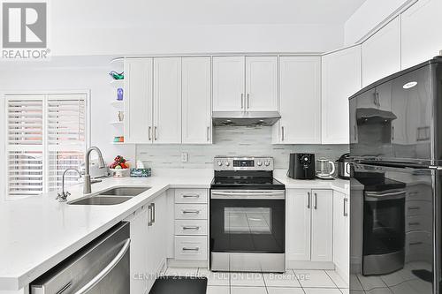 208 Penndutch Circle, Whitchurch-Stouffville, ON - Indoor Photo Showing Kitchen With Double Sink With Upgraded Kitchen