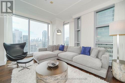 3903 - 183 Wellington Street W, Toronto, ON - Indoor Photo Showing Living Room