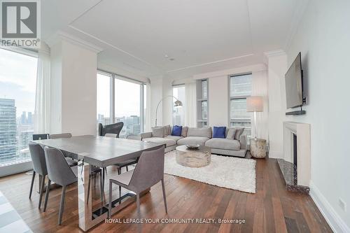 3903 - 183 Wellington Street W, Toronto, ON - Indoor Photo Showing Dining Room