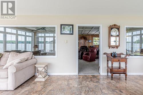 146 Twin Oaks Lane, Leeds & The Thousand Islands, ON - Indoor Photo Showing Living Room