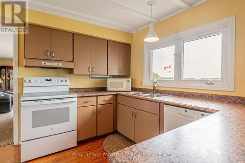 146 Twin Oaks Lane, Leeds & The Thousand Islands, ON - Indoor Photo Showing Kitchen With Double Sink