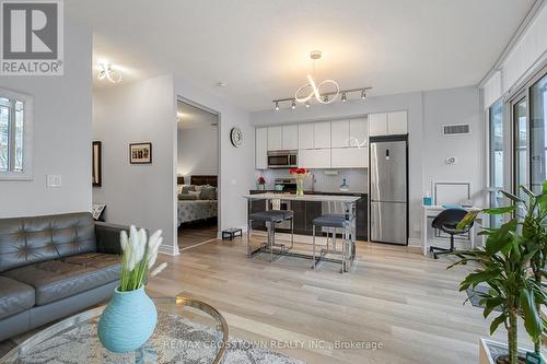 201 - 80 Marine Parade Drive, Toronto, ON - Indoor Photo Showing Living Room