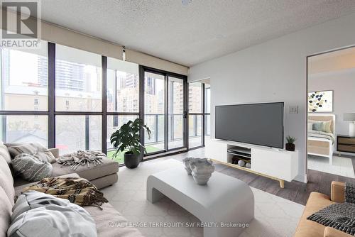 505 - 110 Charles Street E, Toronto, ON - Indoor Photo Showing Living Room