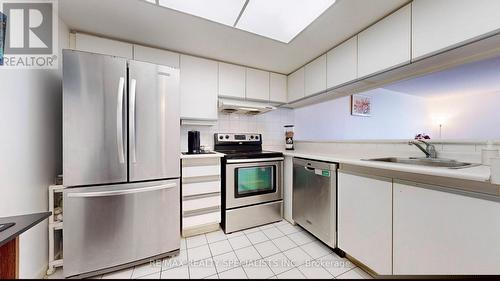 2606 - 550 Webb Drive, Mississauga, ON - Indoor Photo Showing Kitchen