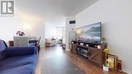 2606 - 550 Webb Drive, Mississauga, ON - Indoor Photo Showing Living Room