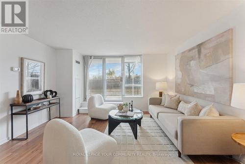 310 - 75 King William Crescent, Richmond Hill, ON - Indoor Photo Showing Living Room