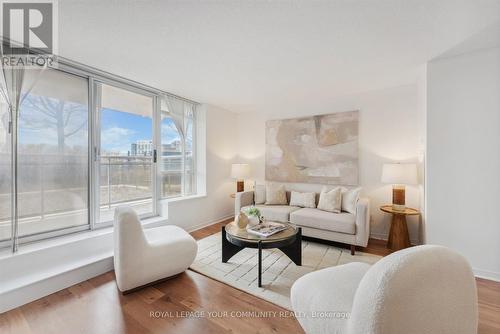 310 - 75 King William Crescent, Richmond Hill, ON - Indoor Photo Showing Living Room