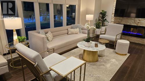 3594 Gallager Drive, Mississauga, ON - Indoor Photo Showing Living Room