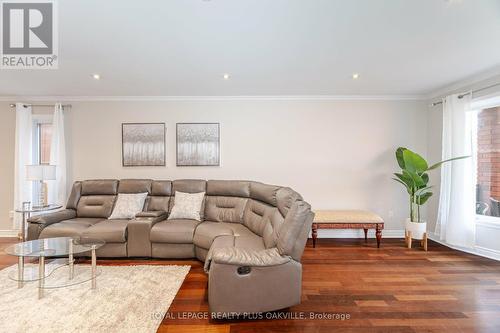 2128 Wincanton Crescent, Mississauga, ON - Indoor Photo Showing Living Room