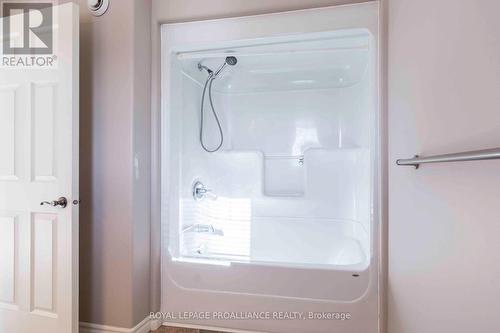 8 Princeton Place, Belleville, ON - Indoor Photo Showing Bathroom