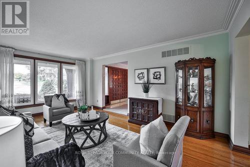 21 Disan Court, Toronto, ON - Indoor Photo Showing Living Room