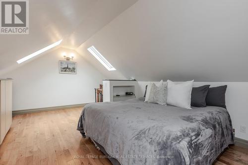 1041 Plains View Avenue, Burlington, ON - Indoor Photo Showing Bedroom