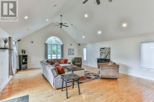 115 Loggers Grove, London, ON - Indoor Photo Showing Living Room