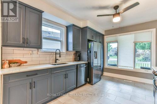 115 Loggers Grove, London, ON - Indoor Photo Showing Kitchen