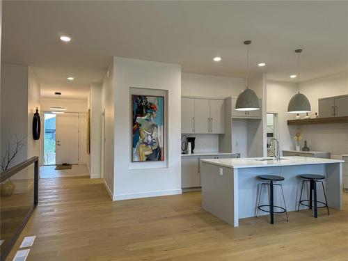 98 Siskin Bay, Winnipeg, MB - Indoor Photo Showing Kitchen