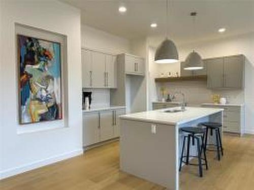 98 Siskin Bay, Winnipeg, MB - Indoor Photo Showing Kitchen