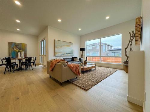 98 Siskin Bay, Winnipeg, MB - Indoor Photo Showing Living Room