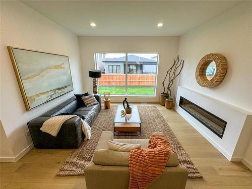 98 Siskin Bay, Winnipeg, MB - Indoor Photo Showing Living Room With Fireplace