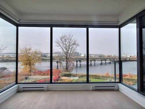 Living room - 306-101 Rue De La Rotonde, Montréal (Verdun/Île-Des-Soeurs), QC - Indoor Photo Showing Other Room With Body Of Water