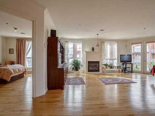 Overall view - 708-3050 Boul. Notre-Dame, Laval (Chomedey), QC - Indoor Photo Showing Living Room With Fireplace