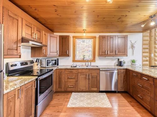 Cuisine - 50 Ch. Des Muses, Mont-Tremblant, QC - Indoor Photo Showing Kitchen With Double Sink