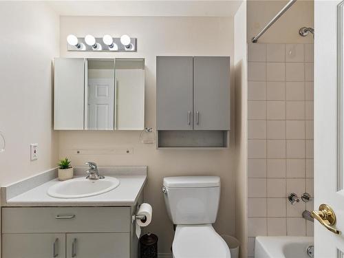 307-2900 Orillia St, Saanich, BC - Indoor Photo Showing Bathroom