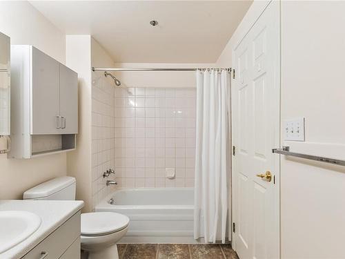 307-2900 Orillia St, Saanich, BC - Indoor Photo Showing Bathroom