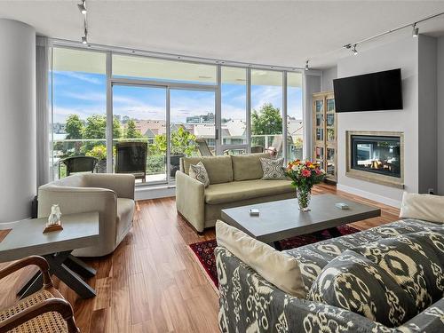 314-68 Songhees Rd, Victoria, BC - Indoor Photo Showing Living Room With Fireplace