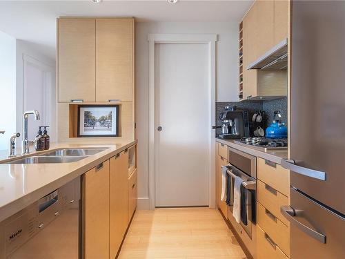 1404-83 Saghalie Rd, Victoria, BC - Indoor Photo Showing Kitchen With Double Sink