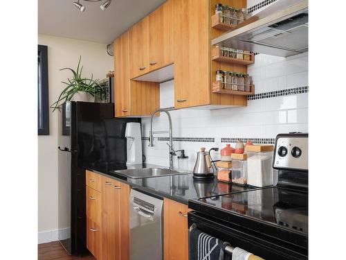 303-555 Chatham St, Victoria, BC - Indoor Photo Showing Kitchen