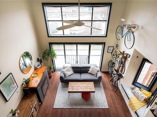 303-555 Chatham St, Victoria, BC - Indoor Photo Showing Living Room