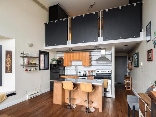 303-555 Chatham St, Victoria, BC - Indoor Photo Showing Kitchen