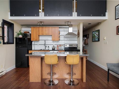 303-555 Chatham St, Victoria, BC - Indoor Photo Showing Kitchen