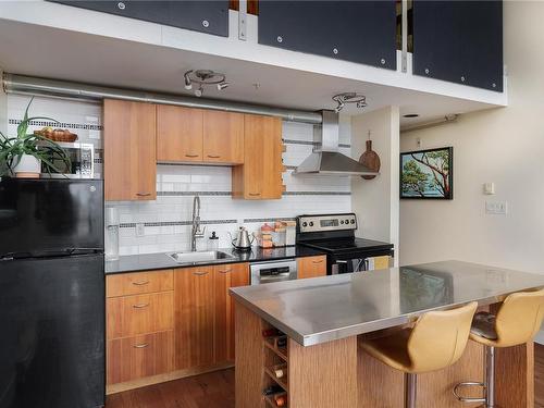 303-555 Chatham St, Victoria, BC - Indoor Photo Showing Kitchen