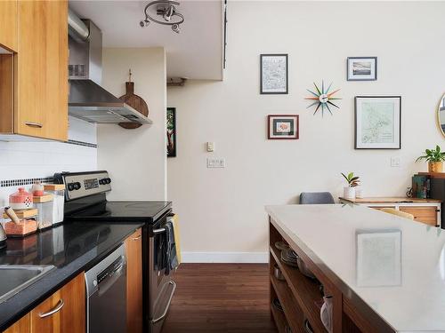 303-555 Chatham St, Victoria, BC - Indoor Photo Showing Kitchen