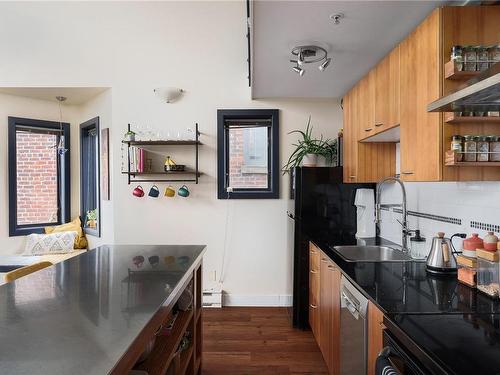 303-555 Chatham St, Victoria, BC - Indoor Photo Showing Kitchen