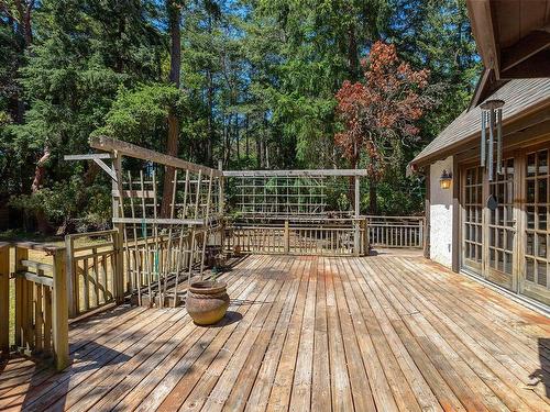 2595 Queenswood Dr, Saanich, BC 