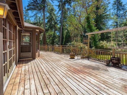 2595 Queenswood Dr, Saanich, BC 