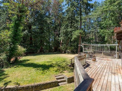 2595 Queenswood Dr, Saanich, BC 