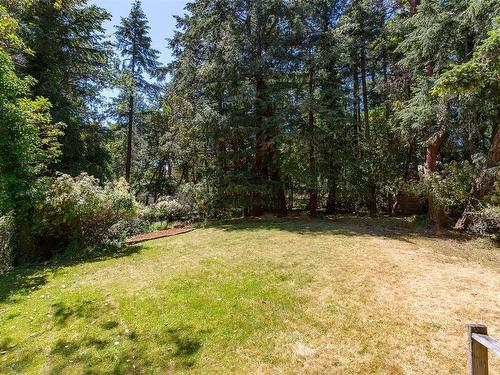 2595 Queenswood Dr, Saanich, BC 