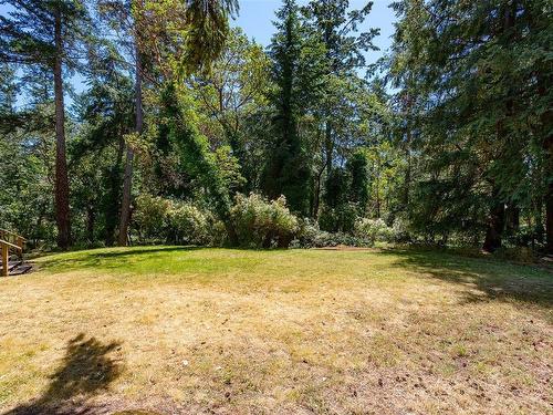 2595 Queenswood Dr, Saanich, BC 