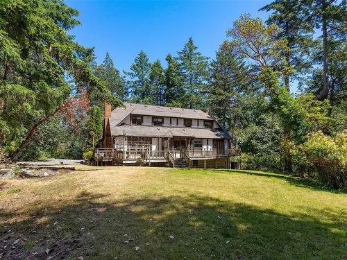 2595 Queenswood Dr, Saanich, BC 