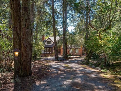 2595 Queenswood Dr, Saanich, BC 